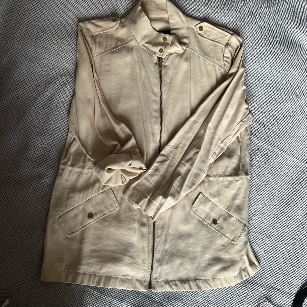 Zara lightweight beige jacket with adjustable waist. Size M